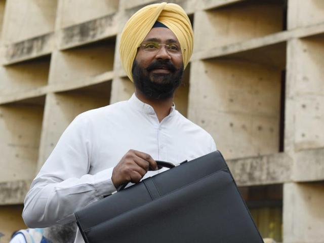 Punjab finance minister Parminder Singh Dhindsa on his arrival to present the budget at the Punjab Vidhan Sabha in Chandigarh on Tuesday. (Sanjeev Sharma/HT Photo) Punjab finance minister Parminder Singh Dhindsa on his arrival to present the budget at the Punjab Vidhan Sabha in Chandigarh on Tuesday. (Sanjeev Sharma/HT Photo)