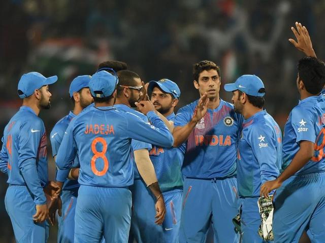 India's Ashish Nehra (3rd R) celebrates with teammates after taking the wicket of New Zealand batsman Colin Munro. (AFP Photo) India's Ashish Nehra (3rd R) celebrates with teammates after taking the wicket of New Zealand batsman Colin Munro. (AFP Photo)