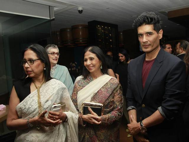 Manish Malhotra (right) with Anju Modi. (Shivam Saxena/Hindustan Times) 