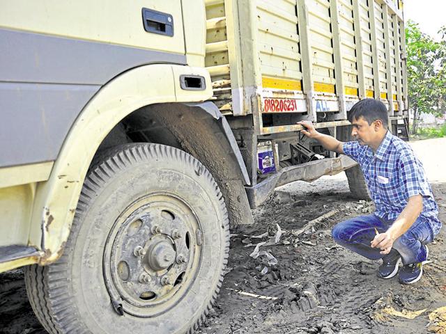 Transporters had approached the transport department in Noida last week and said fitness certificates were issued to two trucks. (HT File Photo) Transporters had approached the transport department in Noida last week and said fitness certificates were issued to two trucks. (HT File Photo)