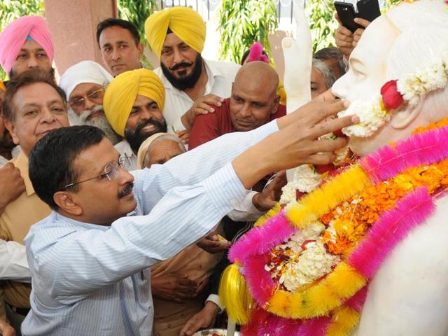 AAP supremo and Delhi CM Arvind Kejriwal garlanding a statue of BSP founder Kanshi Ram at his native village in Rupnagar district on Tuesday. (Bharat Bhushan/HT Photo) AAP supremo and Delhi CM Arvind Kejriwal garlanding a statue of BSP founder Kanshi Ram at his native village in Rupnagar district on Tuesday. (Bharat Bhushan/HT Photo)