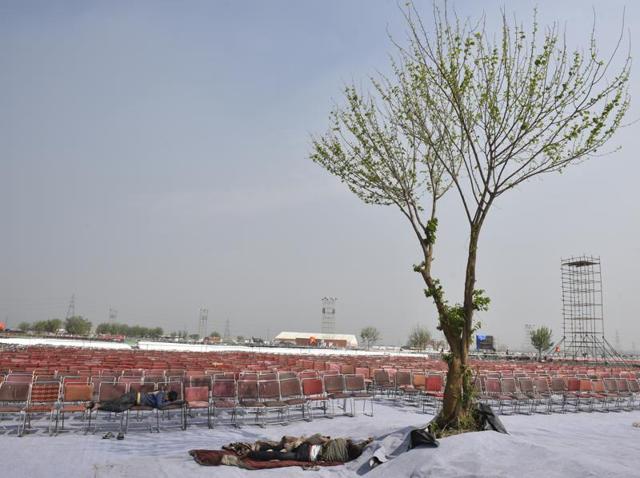 A panel from the National Green Tribunal will visit the Yamuna floodplains to assess the damage the Art of Living festival caused.(Raj K Raj/HT Photo) A panel from the National Green Tribunal will visit the Yamuna floodplains to assess the damage the Art of Living festival caused.(Raj K Raj/HT Photo)