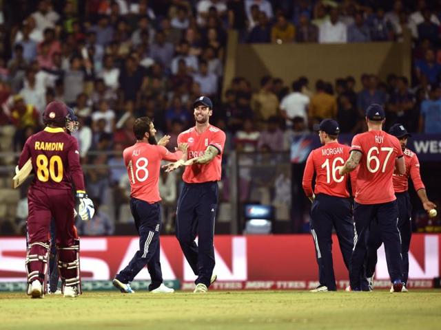 England players celebrate the wicket of West Indies’ Denesh Ramdin. (Arijit Sen/HT Photo) England players celebrate the wicket of West Indies’ Denesh Ramdin. (Arijit Sen/HT Photo)