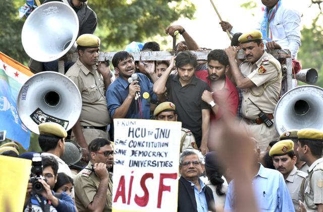 JNUSU president Kanhaiya Kumar addresses the gathering after the march from Mandi House to Parliament on Tuesday to demand the release of Umar Khalid and Anirban Bhattacharya . (Vipin Kumar/HT Photo) JNUSU president Kanhaiya Kumar addresses the gathering after the march from Mandi House to Parliament on Tuesday to demand the release of Umar Khalid and Anirban Bhattacharya . (Vipin Kumar/HT Photo)
