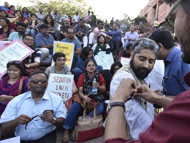 JNU teachers protest against arrest of JNUSU leaders at the university campus. (HT File Photo) JNU teachers protest against arrest of JNUSU leaders at the university campus. (HT File Photo)