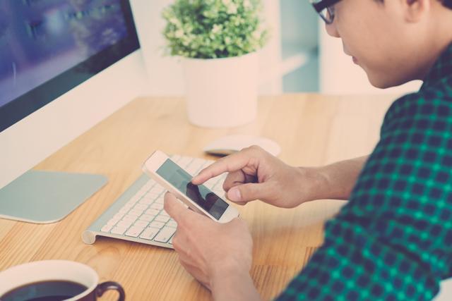 The findings provide evidence that increased use of portable electronic devices is associated with poor impulse control and a tendency to devalue delayed rewards. (Shutterstock)