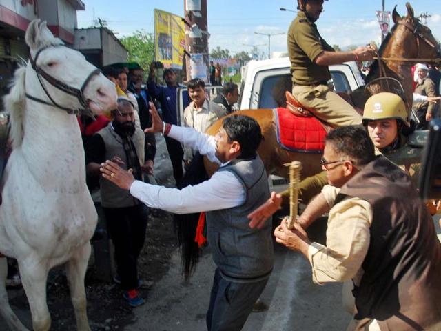 MLA Ganesh Joshi beating a police horse Shaktiman during a BJP rally at state assembly in Dehradun on Monday. (Vinay Santosh Kumar/HT Photo) MLA Ganesh Joshi beating a police horse Shaktiman during a BJP rally at state assembly in Dehradun on Monday. (Vinay Santosh Kumar/HT Photo)