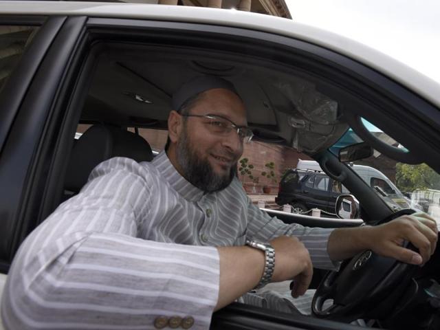 Security personnel stand guard outside the residence of AIMIM leader Asaduddin Owaisi in New Delhi on Wednesday.(PTI)