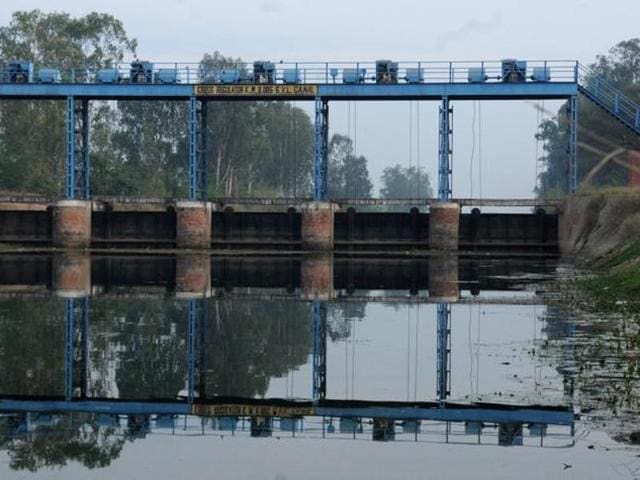 In a setback to Punjab, the apex court had on Thursday directed maintenance of status quo on land meant for canal after Haryana alleged that attempts have been made to alter its use by levelling it. (HT Photo) In a setback to Punjab, the apex court had on Thursday directed maintenance of status quo on land meant for canal after Haryana alleged that attempts have been made to alter its use by levelling it. (HT Photo)