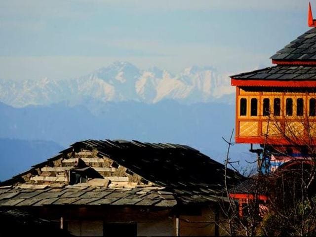Sojha, Himachal Pradesh: A picturesque destination located in Himachal’s Seraj Valley, Sojha is a perfect weekend getaway. If nature is your calling for relaxation, it is the place for you. Once there, you can take trips to Serolsar Lake, Raghupur Fort, waterfall point, Jalori Pass, Budhi Nagin Temple and Tirthan Valley. (banjaracamps.com) 