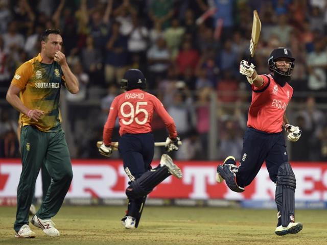 Moeen Ali raises his bat in celebration after scoring the winning run. (Anshuman Poyrekar/HT Photo) Moeen Ali raises his bat in celebration after scoring the winning run. (Anshuman Poyrekar/HT Photo)