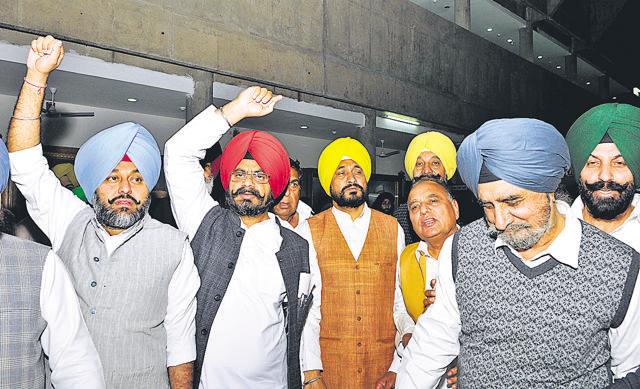 Punjab Congress members protesting outside the Haryana Vidhan Sabha in Chandigarh on Thursday. (Keshav Singh/HT Photo) Punjab Congress members protesting outside the Haryana Vidhan Sabha in Chandigarh on Thursday. (Keshav Singh/HT Photo)