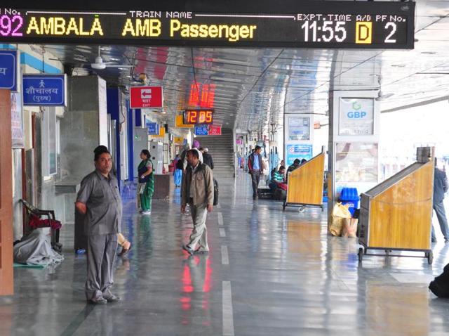 Railway minister Suresh Prabhu had released result of the survey on cleanliness of railway stations, in New Delhi on Thursday.(Karun Sharma/HT Photo) Railway minister Suresh Prabhu had released result of the survey on cleanliness of railway stations, in New Delhi on Thursday.(Karun Sharma/HT Photo)
