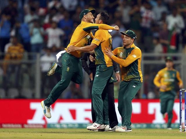 South Africa's Kyle Abbott (C) is congratulated by his teammates after taking the wicket of England's Jason Roy. (REUTERS) South Africa's Kyle Abbott (C) is congratulated by his teammates after taking the wicket of England's Jason Roy. (REUTERS)