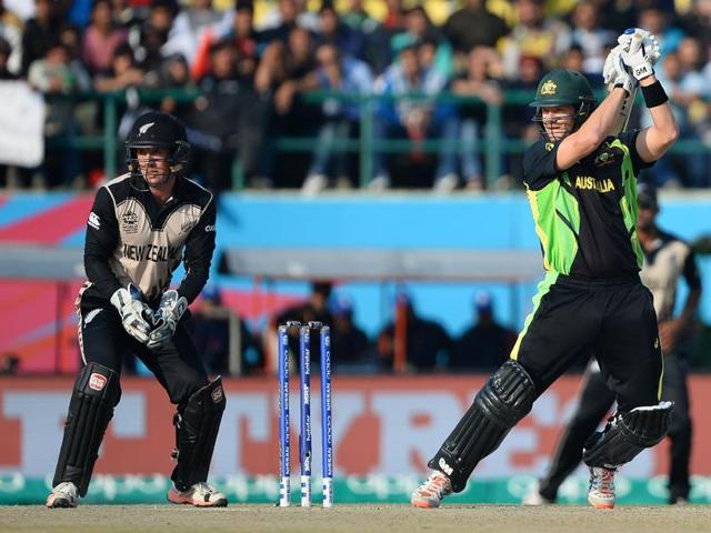 Australia's Shane Watson(R) plays a shot as New Zealand's wicketkeeper Luke Ronchi looks on. (AFP Photo) 