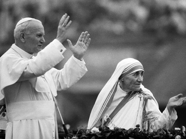 This file photo taken on February 03, 1986 shows Mother Teresa and Pope John Paul II waving to well-wishers at the Nirmal Hriday Home, in Calcutta. (AFP Photo) This file photo taken on February 03, 1986 shows Mother Teresa and Pope John Paul II waving to well-wishers at the Nirmal Hriday Home, in Calcutta. (AFP Photo)