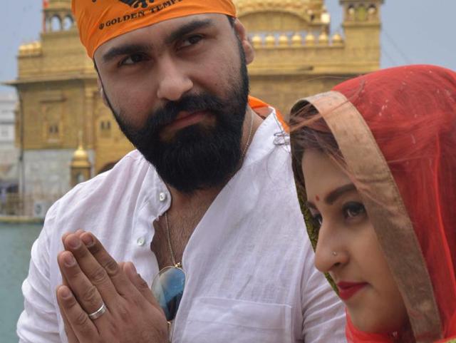 Aarya Babbar and his wife Jasmine Puri visited the Golden Temple in Amritsar on March 17, 2016. (AFP)