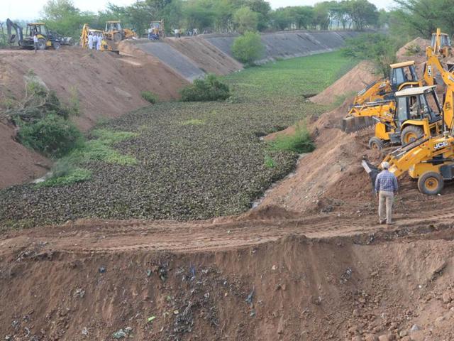JBC Machine Filling up the Sutlej-Yamuna Link (SYL) Canal near Rajpura. (Bharat Bhusha/HT Photo) JBC Machine Filling up the Sutlej-Yamuna Link (SYL) Canal near Rajpura. (Bharat Bhusha/HT Photo)