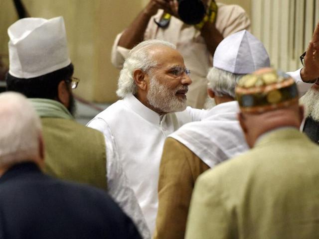 Prime Minister Narendra Modi meets with delegates at the opening ceremony of World Sufi Forum at Vigyan Bhawan in New Delhi.(PTI) Prime Minister Narendra Modi meets with delegates at the opening ceremony of World Sufi Forum at Vigyan Bhawan in New Delhi.(PTI)