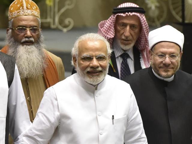 Prime Minister Narendra Modi with delegation at the inauguration of World Sufi Forum at Vigyan Bhavan in New Delhi on Thursday.(Mohd Zakir/HT Photo) Prime Minister Narendra Modi with delegation at the inauguration of World Sufi Forum at Vigyan Bhavan in New Delhi on Thursday.(Mohd Zakir/HT Photo)