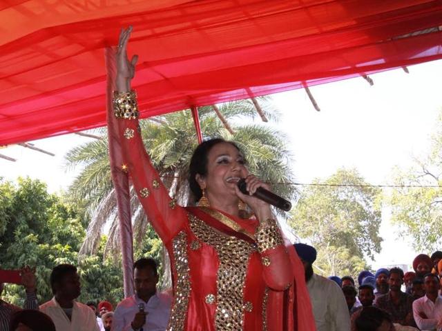 Punjabi folk singer Satwinder Bitti at Punjab Agricultural University, Ludhiana on Saturday.(HT Photo)