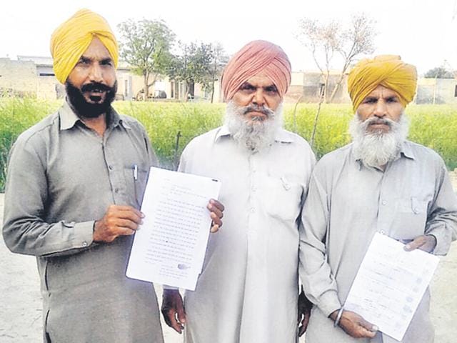Aggrieved farmers showing the information document received following an RTI plea on the distribution of compensation in Mansa. (HT Photo) Aggrieved farmers showing the information document received following an RTI plea on the distribution of compensation in Mansa. (HT Photo)