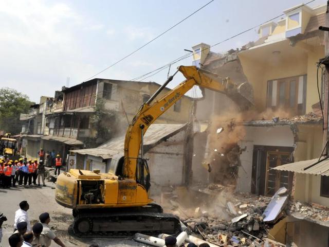 Demolition work underway to clear a block of residential flats in preparation for a block of flats.(Arun Mondhe/ HT Photo) Demolition work underway to clear a block of residential flats in preparation for a block of flats.(Arun Mondhe/ HT Photo)