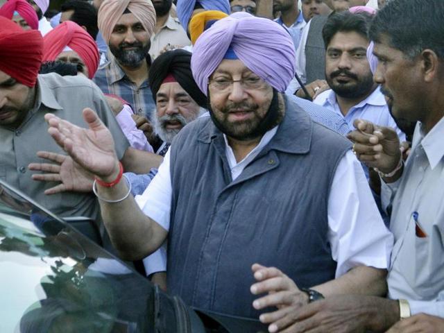 Punjab Congress chief Captain Amarinder Singh asked Delhi CM Arvind Kejriwal to clear his stand on issues between Punjab and Haryana like transfer of Chandigarh and Punjabi speaking areas to the state. (Sameer Sehgal / HT Photo) Punjab Congress chief Captain Amarinder Singh asked Delhi CM Arvind Kejriwal to clear his stand on issues between Punjab and Haryana like transfer of Chandigarh and Punjabi speaking areas to the state. (Sameer Sehgal / HT Photo)