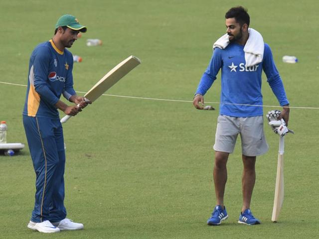 Mohammad Amir examines the bat Virat Kohli gifted him with. (Ashok Nath Dey/HT Photo)