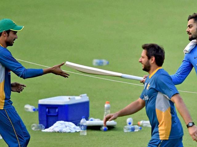 Virat Kohli gifts his bat to Pakistan pacer Mohammad Amir. (PTI )