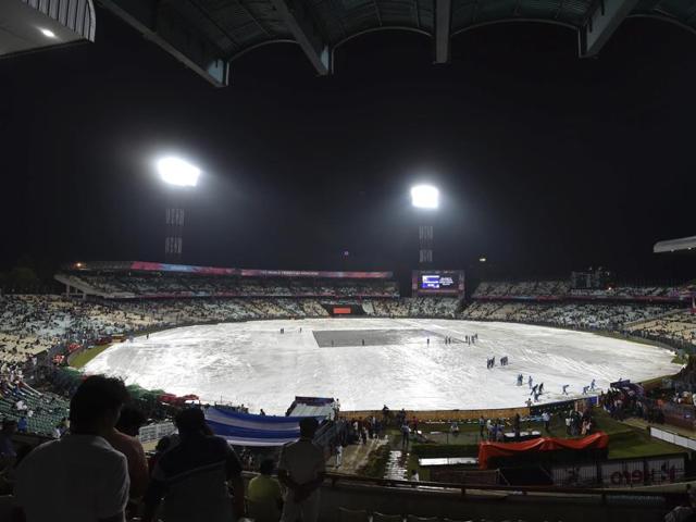 Ground staff working on the outfield after heavy rain before the India-Pakistan World T20 match at Eden Gardens in Kolkata on Saturday. (Ajay Aggarwal/HT Photo) Ground staff working on the outfield after heavy rain before the India-Pakistan World T20 match at Eden Gardens in Kolkata on Saturday. (Ajay Aggarwal/HT Photo)