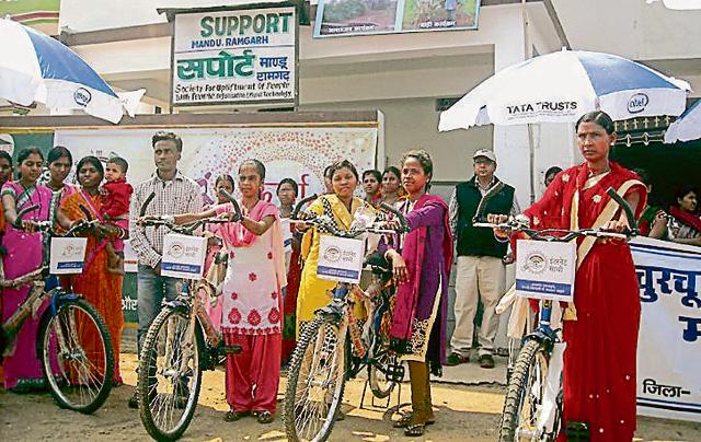 Members of the Nari Urja Sangh Churchu are visiting eight Panchayat’s 41 villages to spread awareness on use of internet among village farmers, men-women and children by bicycle at Mandu near Ramgarh. (HT Photo)