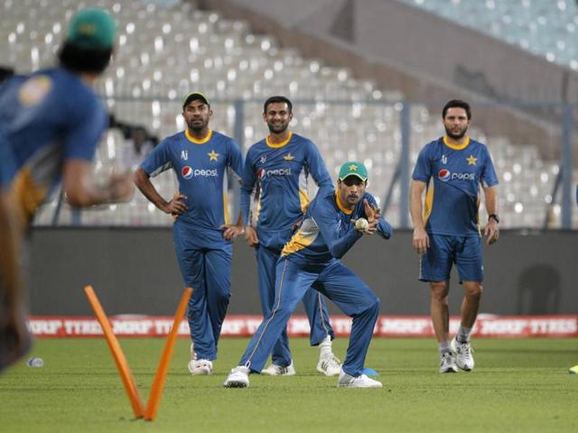Watched by team mates, Pakistan's Mohammad Amir, third right, practices taking catches. (AP)