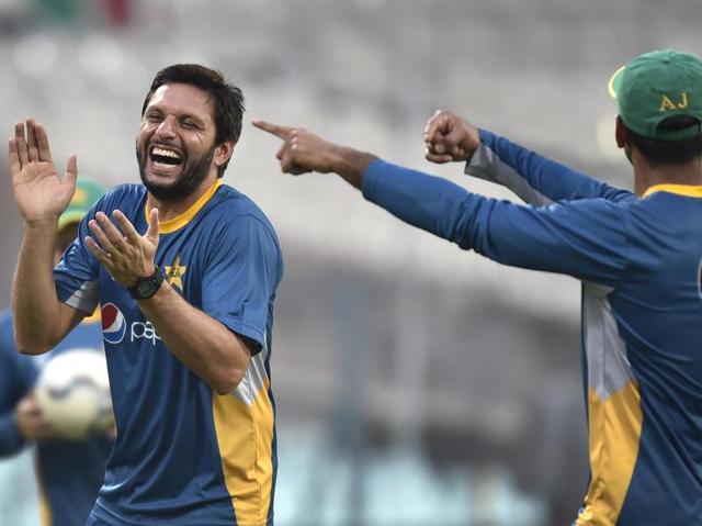 Shahid Afridi enjoys a laugh with his teammates during the practice session. (Ajay Aggarwal/HT Photo )