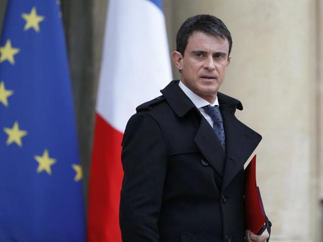 French Prime Minister Manuel Valls leaves after he attended a defence council at the Elysee Palace in Paris, France. (Reuters Photo) French Prime Minister Manuel Valls leaves after he attended a defence council at the Elysee Palace in Paris, France. (Reuters Photo)