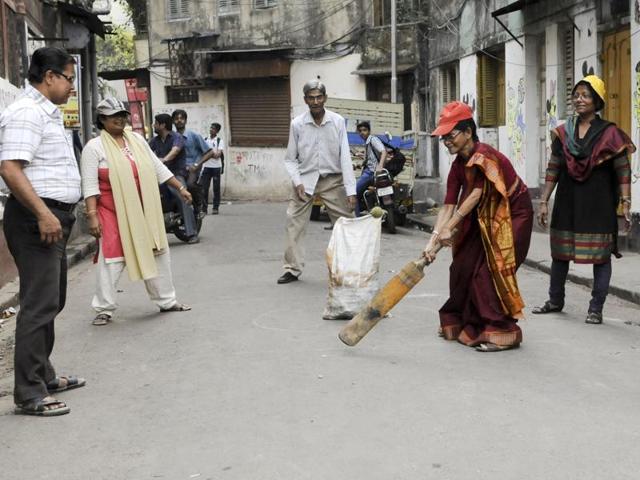 Senior citizens try their hands at gully cricket in North Kolkata. (Subhendu Ghosh/HT Photo )