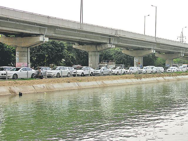 Traffic jams were witnessed on Pakhowal Road and BRS Nagar due to closure of railway overbridge for repairs.(HT Photo) Traffic jams were witnessed on Pakhowal Road and BRS Nagar due to closure of railway overbridge for repairs.(HT Photo)