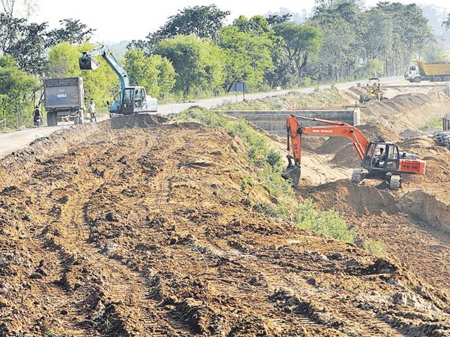 NPSingh, executive engineer, said more than Rs 200 crore will be spent on the repair work, most of which will be spent on widening the road from 8 metre to 17 metre.(HT Photo) NPSingh, executive engineer, said more than Rs 200 crore will be spent on the repair work, most of which will be spent on widening the road from 8 metre to 17 metre.(HT Photo)
