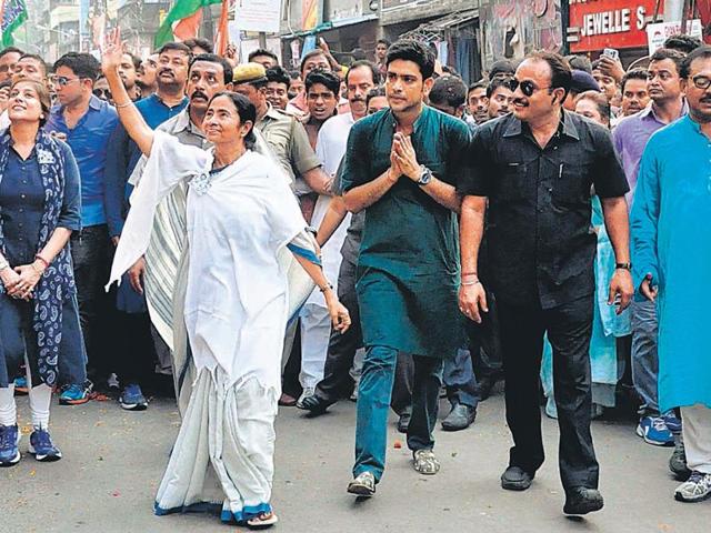 Trinamool supremo Mamata Banerjee leads a procession in Howrah on Sunday, accompanied by party candidates Vaishali Dalmiya and Laxmi Ratan Shukla. (Shubham Jyoti/HT Photo) Trinamool supremo Mamata Banerjee leads a procession in Howrah on Sunday, accompanied by party candidates Vaishali Dalmiya and Laxmi Ratan Shukla. (Shubham Jyoti/HT Photo)