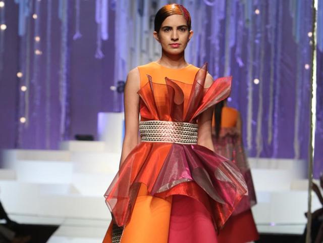 This Amit Aggarwal creation plays with dimensions and the varied hues of flames to interpret the grand finale’s theme ‘India Modern’. (Raajessh Kashyap/HT) 