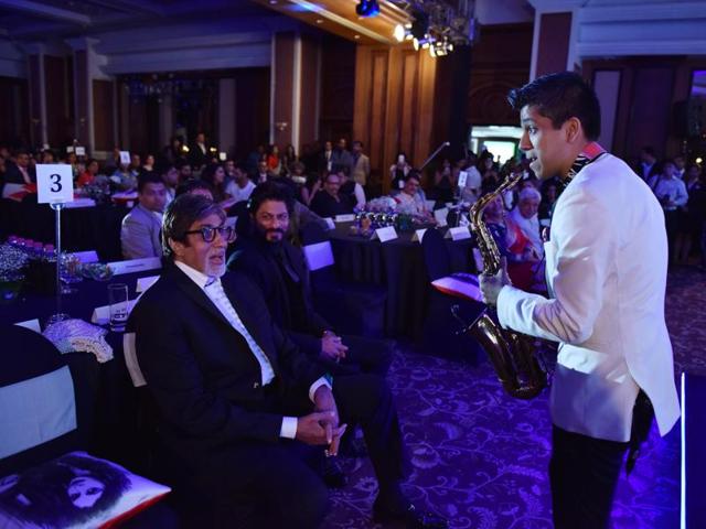 An artist talks to Amitabh Bachchan. (Pratham Gokhale/HT Photo) 