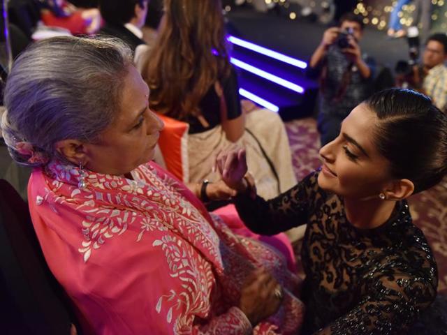 Jaya Bachchan in conversation with Sonam Kapoor. (Pratham Gokhale/HT Photo) 