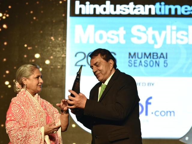 Dharmendra receives an award from Jaya Bachchan. (Satish Bate/HT Photo) 