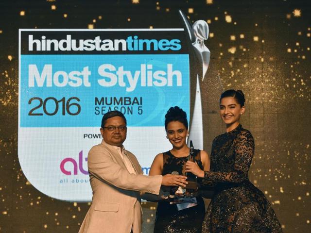 Sonam Kapoor receives an award  by Swara Bhaskar receive HT Most Stylish Awards.  (Pratham Gokhale/HT Photo) 