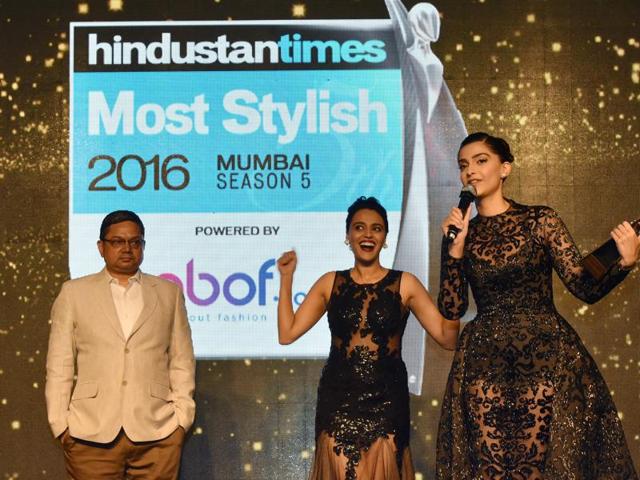 Sonam Kapoor receives an award  by Swara Bhaskar receive HT Most Stylish Awards.  (Pratham Gokhale/HT Photo) 
