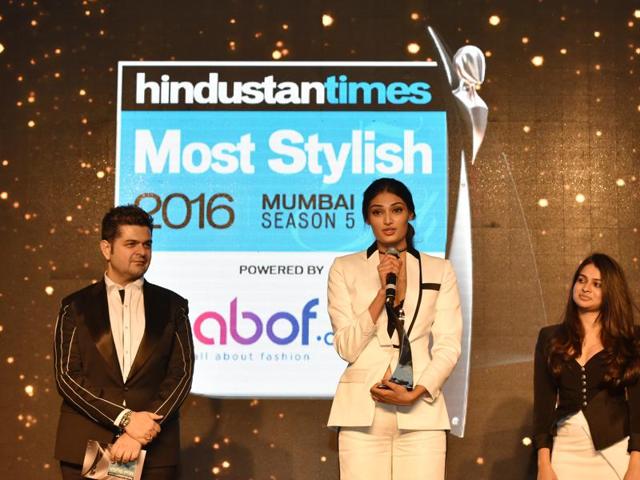 Athiya Shetty receives an award. (Pratham Gokhale/HT Photo) 