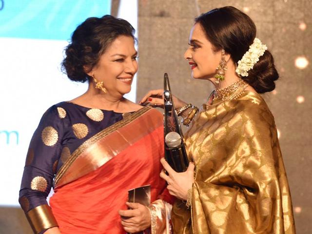 Rekha receives an award by Shabana Azmi. (Pratham Gokhale/HT Photo) 