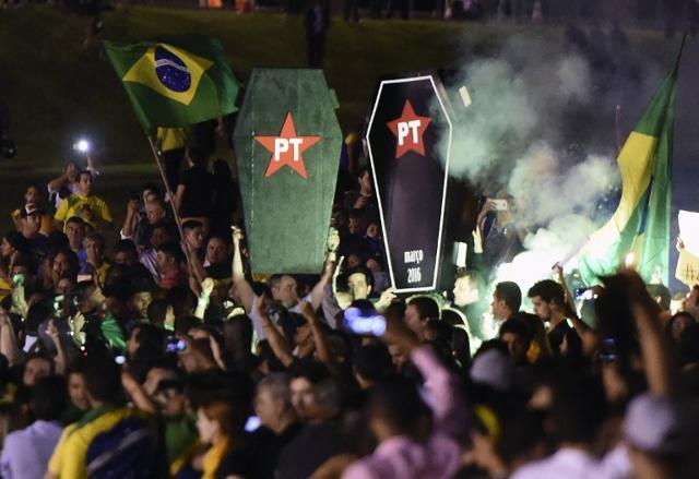Activists protest in Brasilia on March 17, 2016. Brazilian lawmakers relaunched impeachment proceedings against President Dilma Rousseff Thursday and a judge blocked her bid to bring her powerful predecessor into her cabinet, intensifying the political crisis engulfing her. (AFP)