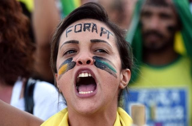 Activists protest in front of the Palacio do Planalto presidential palace in Brasilia on March 17, 2016. Brazilian lawmakers relaunched impeachment proceedings against President Dilma Rousseff Thursday and a judge blocked her bid to bring her powerful predecessor into her cabinet, intensifying the political crisis engulfing her. (AFP)
