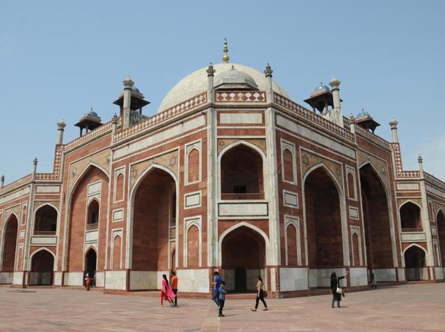 A tile maker creates ceramic tiles that are exactly like the ones which were used in 16th century monuments. (Sanchit Khanna / HT Photo) A tile maker creates ceramic tiles that are exactly like the ones which were used in 16th century monuments. (Sanchit Khanna / HT Photo)